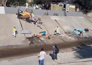 LA 하일랜드 파크 수로 노숙자촌 철거 …110번 Fwy 인접 지역