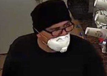 대낮 주유소에 권총 강도 .. 흰색 실버라도 포착