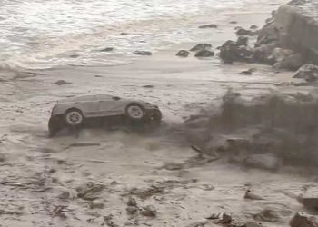 [화제] 진흙 사태 휩쓸려간 LA 소방대원 … 가까스로 극적 탈출