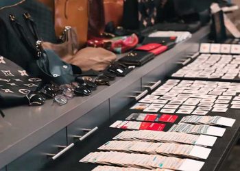 “가장 비열한 도둑들” … 장례식장 전문 털이범들 중형