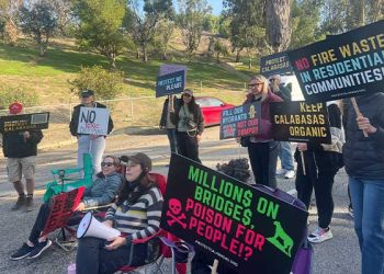 “산불 쓰레기 우리 동네에 버리지 마” … 트럭 막고 항의시위