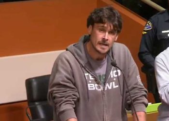 헌팅턴비치, 시립도서관 MAGA 동판 설치 두고 갈등