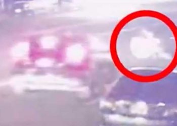 휠체어 타고 길 건너다 뺑소니 차에 치여 (영상)