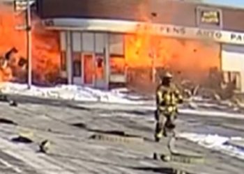 몇 초 늦었다면… 소방관들 폭발직전 탈출 구사일생(영상)