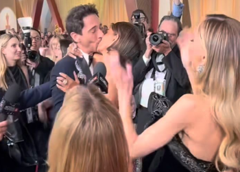 22년 전 ‘강제키스’ 당한 여배우,  ‘보복키스’로 갚았다