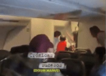 비행 중 “내려달라!” … 비상구 개방시도(영상)