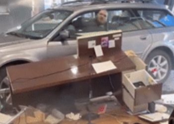 “왜 환불 안해줘” … 중고차 딜러로 차량 돌진(영상)