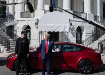 트럼프, 백악관서 8만달러 모델S 현금구매 … 주가 급반등