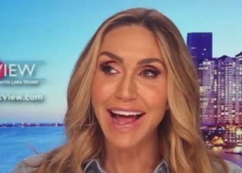 트럼프 며느리, “미국인들, 트럼프·머스크 발에 키스해야” … 무슨 소리