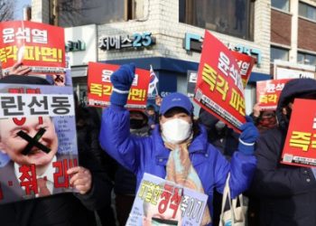 尹 선고임박 헌재 앞 긴장감 “즉각파면” vs “4대4 기각기대”