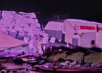 전국 곳곳 허리케인급 시속 100마일 폭풍, 트럭 전복·산불