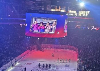 [화제]시니어센터 연주팀, NHL 경기서 미 국가 연주 … 전국 생중계