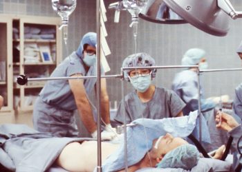 [이런 일도] 수술 받고 깨니 모국어 잊고 영어 ‘술술’