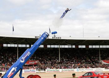[이런일도] 카운티 페어 발사 ‘인간 대포알’ 스턴트맨 추락 부상