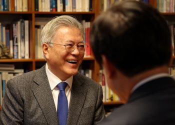 검찰, 문재인 전 대통령에 소환 통보 … 뇌물수수 혐의