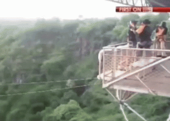 번지점프 줄 끊어져 ‘악어’ 우글대는 강으로(영상)