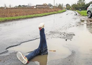 “도로 물웅덩이에 웬 사람 다리가”