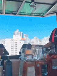 30m 상공 하늘 위 레스토랑… 로프 풀려 ‘비명'(영상)