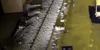 철로 위에 잠든 남성 기차에 치이고도 ‘멀쩡'(영상)