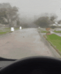 토네이도에 갇혔다 … 토네이도 강풍, 폭우에 아수라장(영상)