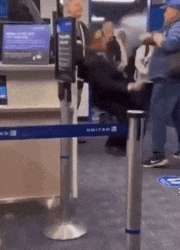 공항 게이트서 승객이 항공사 직원 폭행…”탑승금지”(영상)