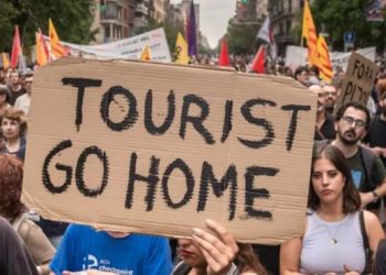 GDP 13%가 관광인데 … 차 불태우며 여행객 쫓아내는 나라