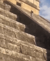 피라미드 불법 등반 관광객 … 주민들이 ‘무차별 폭행'(영상)