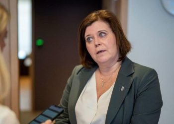 아동·교육부 장관이 15세 소년 사귀다 아들 출산