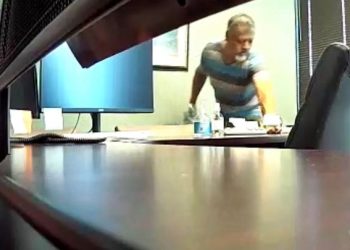 [경악] 여직원 물병 성기 넣고 소변, 성병 전파목적… 엽기사건