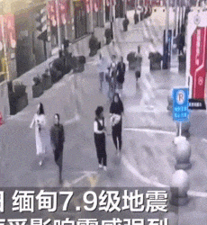 하늘에서 쓰나미가?…7.7 강진에 시민들 물벼락(영상)