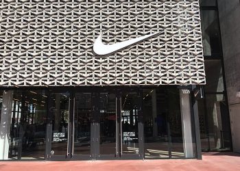 나이키 몰락하나 …매출 두 자릿수 줄고, 주가 급락