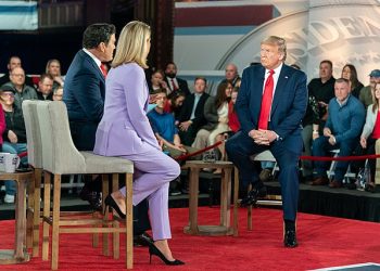 트럼프, 올해 경기침체 배제 안 해…”전환의 시기”