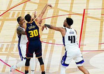GSW 커리, NBA 최초 3점 슛  4000개 달성…”미친 숫자”