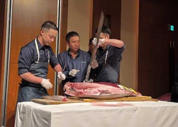 오타니, 도쿄서 초호화 접대 … 200만엔·177㎏ 참치 해체쇼…