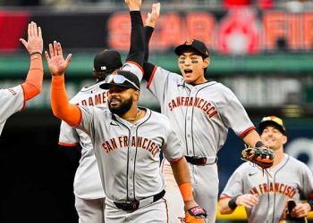 이정후, MLB 2025시즌 첫 경기서 볼넷 2개…팀은 역전승