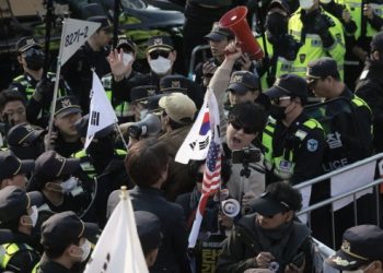헌재 인근 진공상태 돌입 … 학교들 휴업, 반탄측 철수