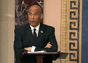 ‘트럼프 비판’ 민주 상원의원, 역대 최장 마라톤 연설 … 25시간