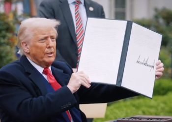 트럼프 보편관세 10% 정식발효…’한국 25%’ 등 상호관세는 9일