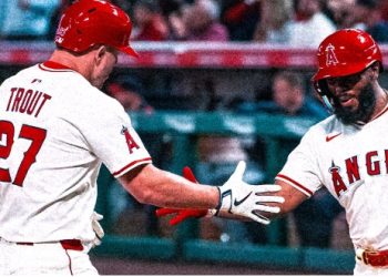 [석승환의 MLB] LA 앤절스 홈 개막전 패배 설욕 … 트라웃 투런포, 대승