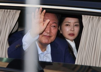 윤석열 부부, 대통령 관저 떠났다 … 서초동 아파트 앞 찬반집회 인파