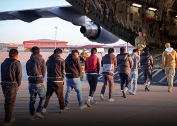 “올해 말까지 불법체류 이민자 100만명 추방한다” .