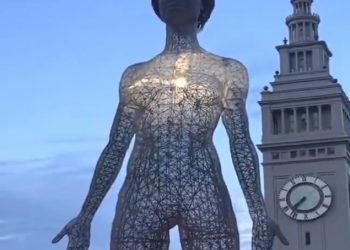 샌프란시스코 35미터 거대 ‘누드 조각상’ 등장…”부적절해” 논란