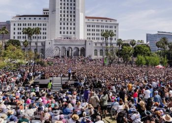 LA, 반트럼프 운동 최대 격전지 … 주말 샌더스 집회에 3만 6천명 운집
