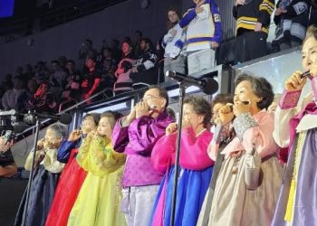 시니어센터 ‘하모니카반’ 오늘 LA킹스 플레이오프전서 공연