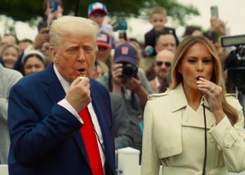 호루라기 부는 트럼프… 백악관서 부활절 달걀 굴리기 행사