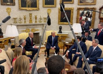 트럼프 “관세협상서 軍은 뺀다” 무역-방위비 연계 방침 바꿀듯