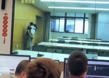 회사에서 격정적 키스 … 생중계 ‘대참사'(영상)