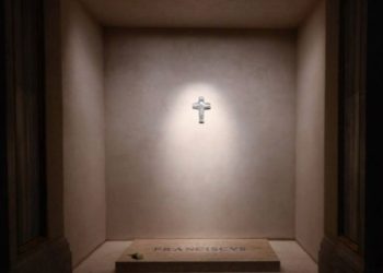 십자가에 백장미 한 송이만 … 돌무덤 묘비명 ‘프란치스쿠스’