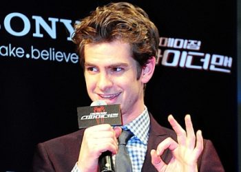 조상 찾은 스파이더맨, 묘비 앞에서 눈물 ‘펑펑’