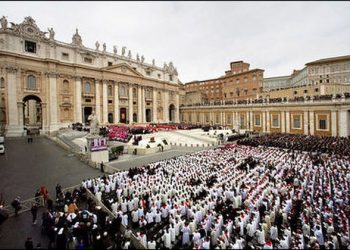 바티칸, 줄지 않는 조문 행렬에 대성당 밤새 개방